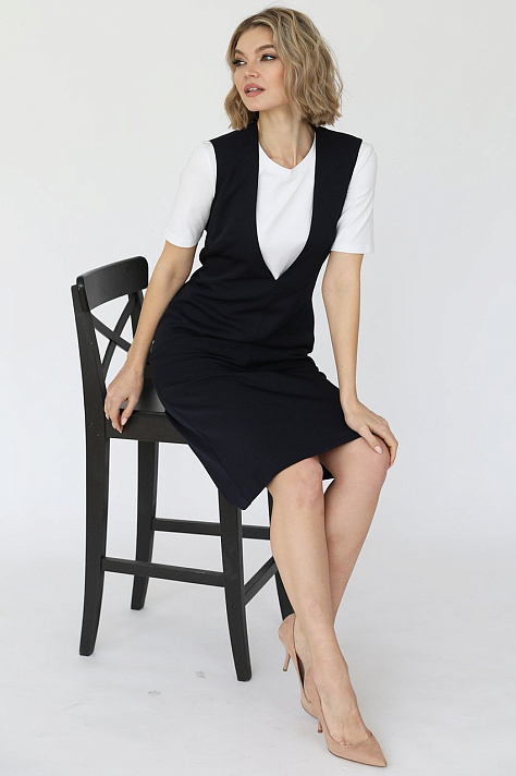 Платье с глубоким вырезом