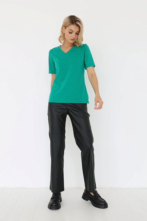 Футболка с V-образным вырезом
